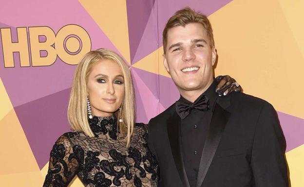 Paris Hilton, con Chris Zylka, en los Globos de Oro. /BEKIA