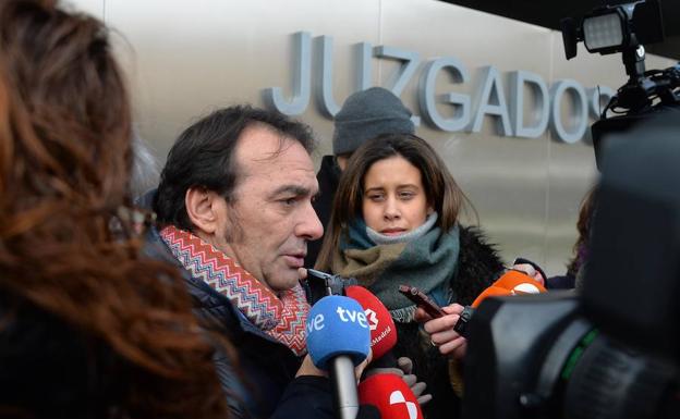 García Puertas ha hablado a los periodistas a la salida de los juzgados/Ricardo Ordóñez/ICAL