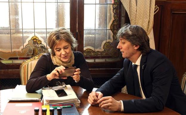La ministra de Agricultura y Pesca, Alimentación y Medio Ambiente, Isabel García Tejerina, se reúne con el alcalde de Soria, Carlos Martínez. /JUAN LÁZARO