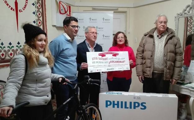 Entrega del cheque, esta mañana en la Asociación Contra el Cáncer. /El Norte