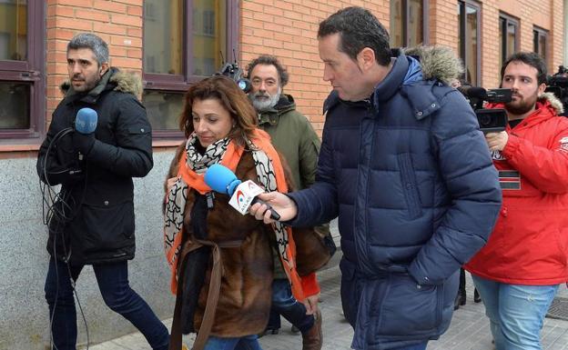 La psicóloga de la menor que denunció abusos sexuales el pasado mes de diciembre por parte de tres jugadores de la Arandina CF atiende a los medios de comunicación./Paco Santamaría-efe