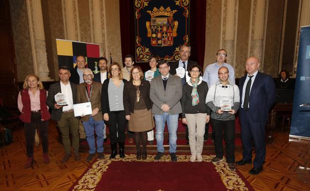 Los premiados, con la presidenta de la Diputación y la vicerrectora del campus./A. Quintero