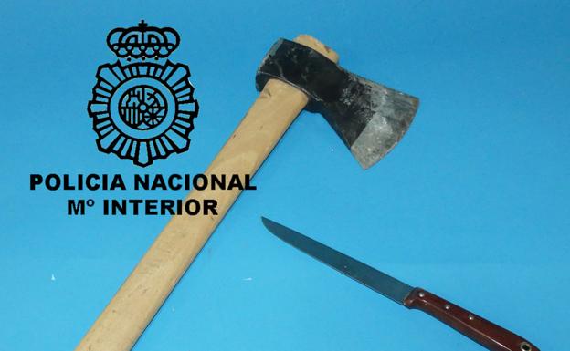 Hacha y cuchillos que tenía el detenido en su poder/CNP