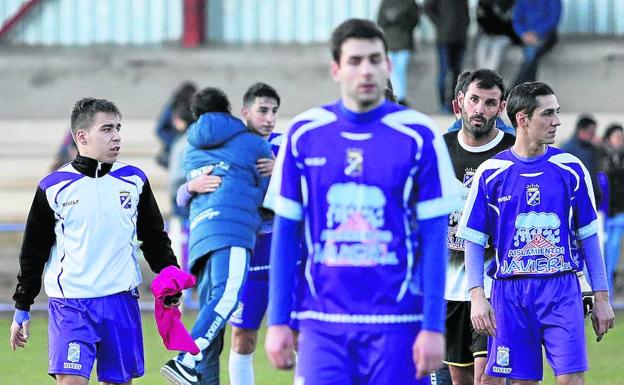 La plantilla del becerril abandona el césped del Mariano Haro tras perder ante la Cebrereña./MARTA MORAS