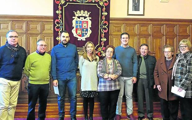 Los galardonados, junto a la concejala Fernández Caballero./El Norte