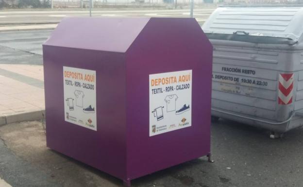 Contenedoor para ropa usada en un barrio de la ciudad./I. L. S.