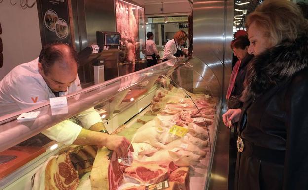 Venta de carne en el Mercado del Val de Valladolid./Ramón Gómez