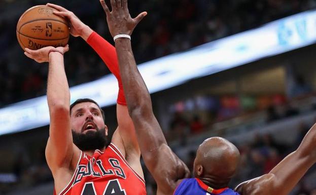 Mirotic lanza a canasta por encima de Anthony Tolliver./AF