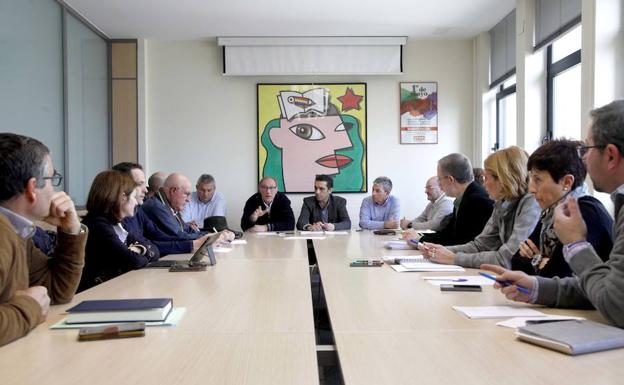 El secretario general de CCOO en Castilla y León, Vicente Andrés, se reunió con alcaldes de los once ayuntamientos de Valladolid y Palencia afectados por la propuesta de corredor ferroviario de cercanías para pasajeros Medina del Campo-Valladolid-Palencia/Miriam Chacón-Ical