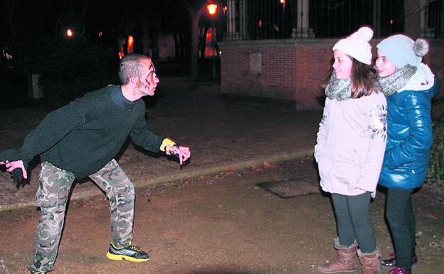 Un 'zombie' intenta asustar a dos niñas en Medina de Rioseco. /M. G. M.