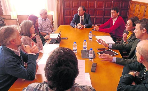 El alcalde, al fondo, preside la reunión celebrada el Ayuntamiento. :/El Norte
