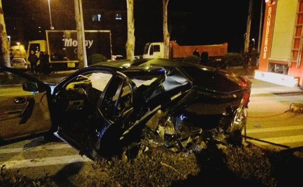 Así quedó el coche en donde viajaban la víctima junto a otras dos personas. /