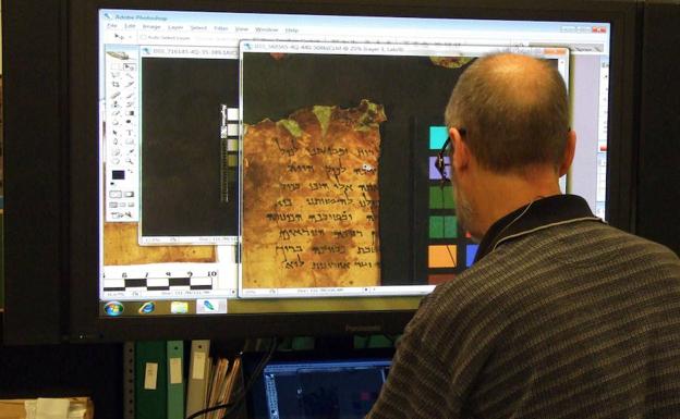 Un especialista digitaliza un fragmento de los Manuscritos del Mar Muerto. /Afp
