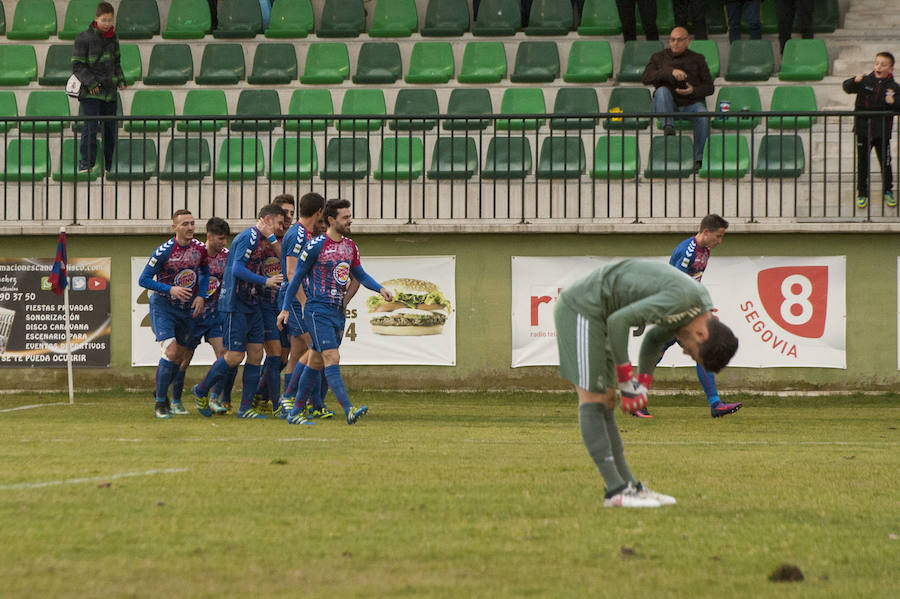 Los jugadores de la Segoviana celebran el tanto conseguido por Anel./Óscar Costa