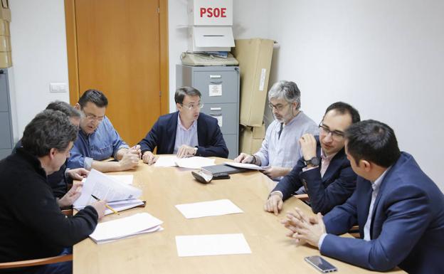 Representantes del PSOE reunidos ayer con integrantes de Adif y Renfe. /LAYA