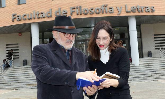 Javier Blasco y Carmen Morán, del departamento de Literatura de la UVA y estudiosos de la lingüística forense y la estilometría. /Henar Sastre