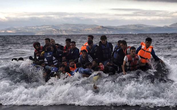 Una balsa llega a la isla de Lesbos. /ARIS MESSINIS (AFP)