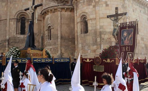 Procesión de la Soledad al Pie de la Cruz y el Santísimo Cristo en su Última Palabra.