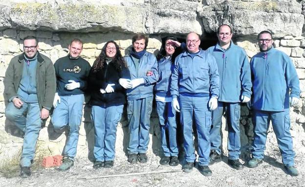 Los participantes del plan de formación, vestidos con el mono de trabajo para llevar a cabo las obras./J. F.