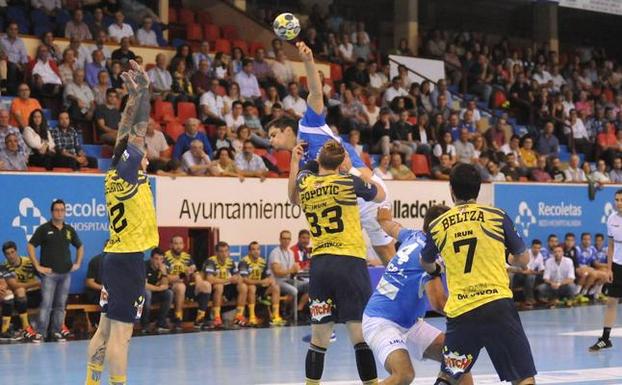 Recoletas Atletico Valladolid ante el Bidasoa en el partido de la primera vuelta de la Liga Asobal de balonmano. /Rodrigo Jiménez