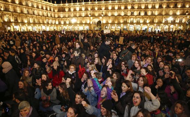 Miles de manifestantes, en la Plaza Mayor al término del recorrido, que partió de la plaza de la Concordia. /LAYA