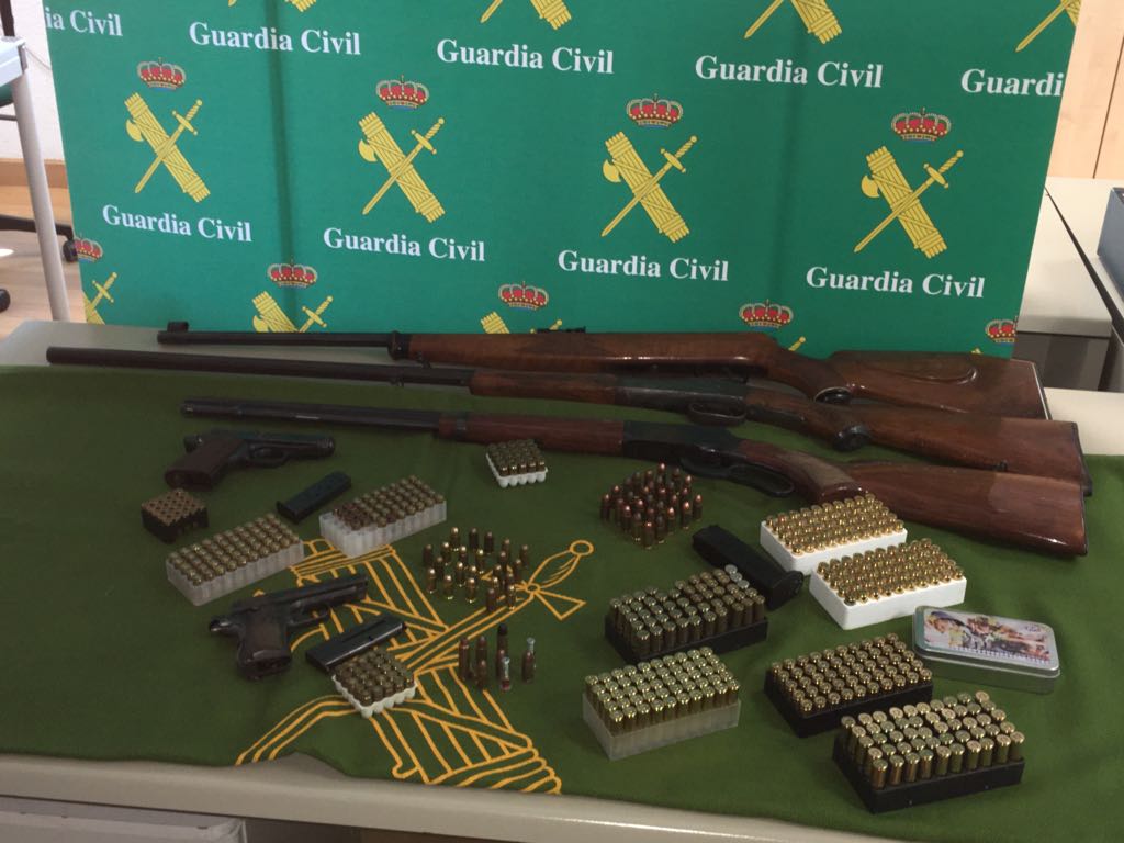 Las armas y la munición incautada en la operación. /EL NORTE