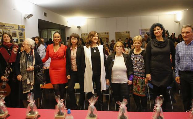 Las galardonadas antes de iniciarse el acto junto a miembros de la Asociación Cultural Tierno Galván de Santa Marta de Tormes. /ANTORAZ
