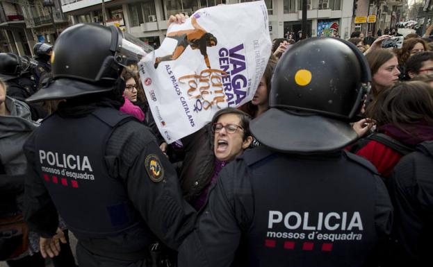 Efectivos de los Mossos d'Esquadra desalojan a un grupo de mujeres. /Quique García (Efe)