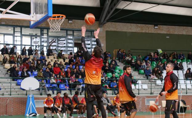 Los jugadores de Aquimisa se ejercitan durante el largo calentamiento por las goteras./ANTORAZ