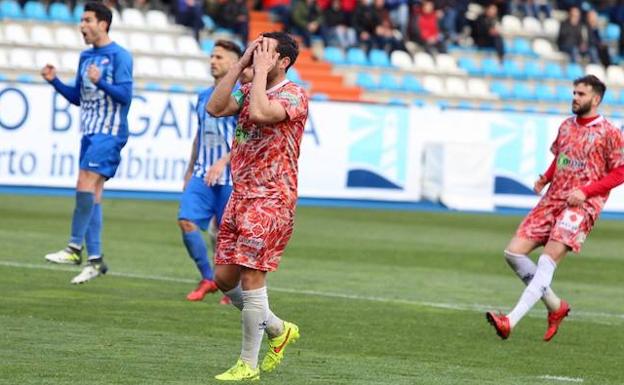 Jonathan Martín se lamenta tras fallar el penalti a favor del Guijuelo ante la Ponferradina./CDG
