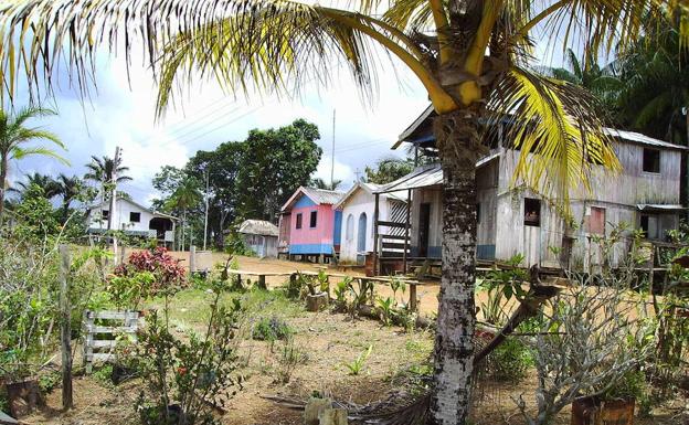 Casas en un poblado indígena de la Amazonia. /Mikel Plazaola