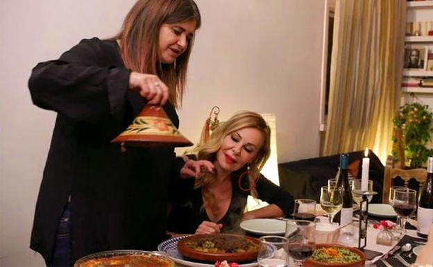 Ana Obregón con Lucía Etxebarría en 'Ven a cenar conmigo: gourmet edition'. /Cuatro
