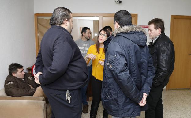 Los demandantes esperan a entrar en la sala del Juzgado Número 3./MARTA MORAS