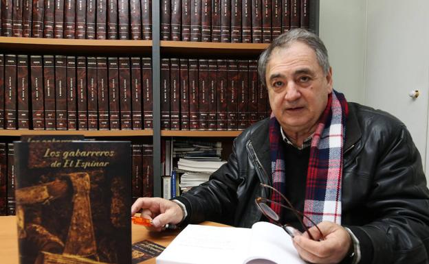 Juan Andrés Saiz Garrido, ayer, con su libro. /Antonio de Torre