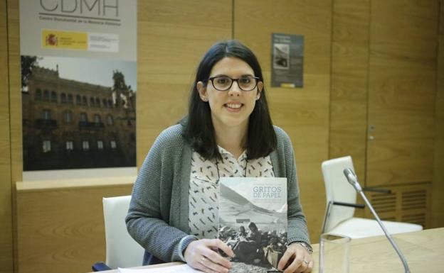 La historiadora Guadalupe Adámez, con el libro ‘Gritos de Papel’. /ANTORAZ