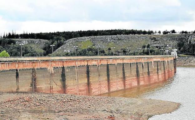 Aspecto que ofrecía este jueves el pantano de Aguilar de Campoo. /Nuria Estalayo