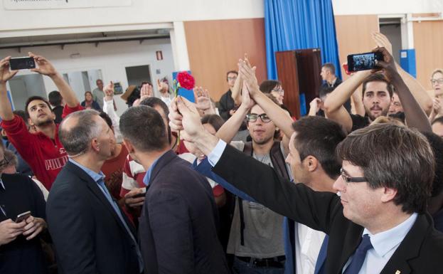 Carles Puigdemont, durante la jornada del 1-O./Robin Townsend (Efe)