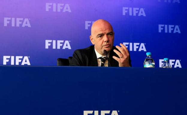 Infantino da una rueda de prensa. /Jaime Saldarriaga (Reuters)