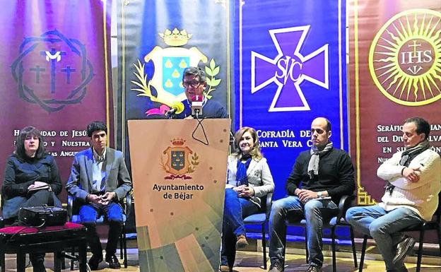 El alcalde Alejo Riñones intervino acompañado por representantes de las hermandades y cofradías./WORD
