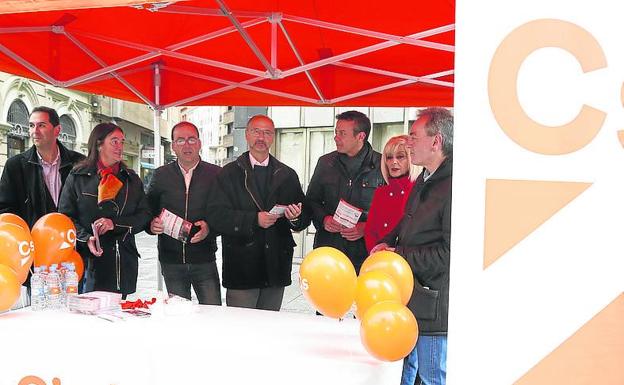 Luis Fuentes, en el centro, en la carpa que instaló Ciudadanos./Marta Moras