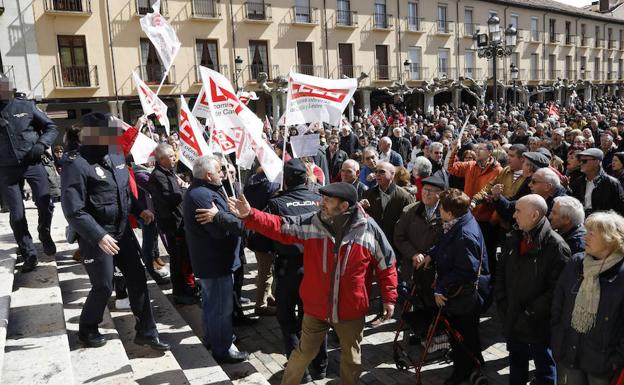 La policía interviene en el enfrentamiento entre pensionistas y los grupos sindicales. /MARTA MORAS