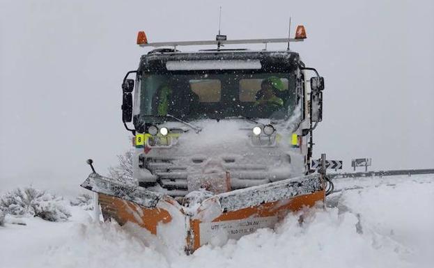 Máquinas actuando en carreteras provinciales de Ávila, afectadas por la nieve./Diputación de Ávila.