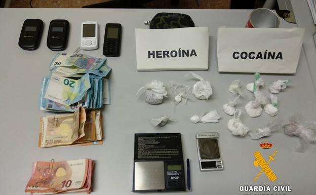 Imagen cedida por la Guardia Civil con la droga y otros efectos incautados./