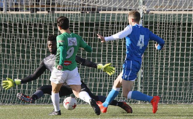 Diego Suárez falla un mano a mano al inicio del partido contra el portero del Fabril. /MANUEL LAYA