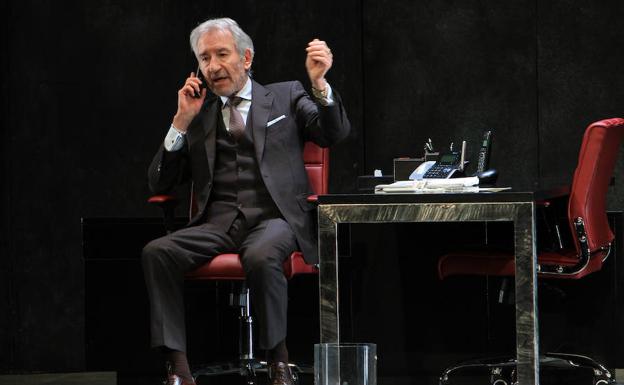 José Sacristán habla por teléfono en una escena de la obra, representada anoche en el Juan Bravo. /Tanarro