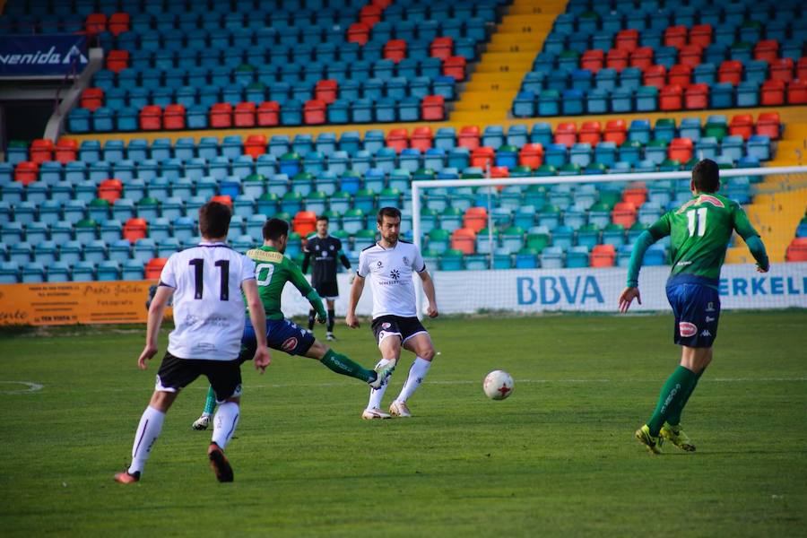 Tejedor, del Salmantino, ante un rival del Astorga. /ANTORAZ