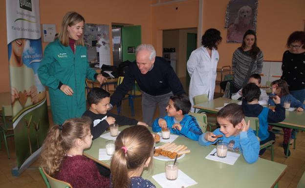 Eva Lamalfa (Gullón) y el delegado de la Junta, Luis Domingo González, visitan el programa en el Juan Mena./El Norte
