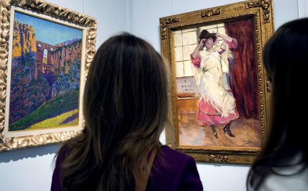 Dos mujeres observan dos cuadros de Sorolla subastados en Londres el pasado mes de diciembre. /Efe