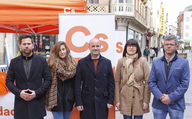 Luis Castaño (centro) posa rodeado con otros miembros de Ciudadanos en la plaza del Liceo. /ANTORAZ