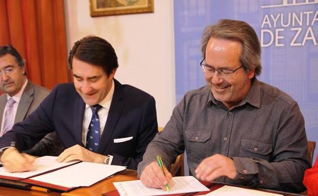 El consejero de Fomento, Juan Carlos Suárez-Quiñones, y el alcalde de Zamora, Francisco Guarido, firman el convenio. /El Norte